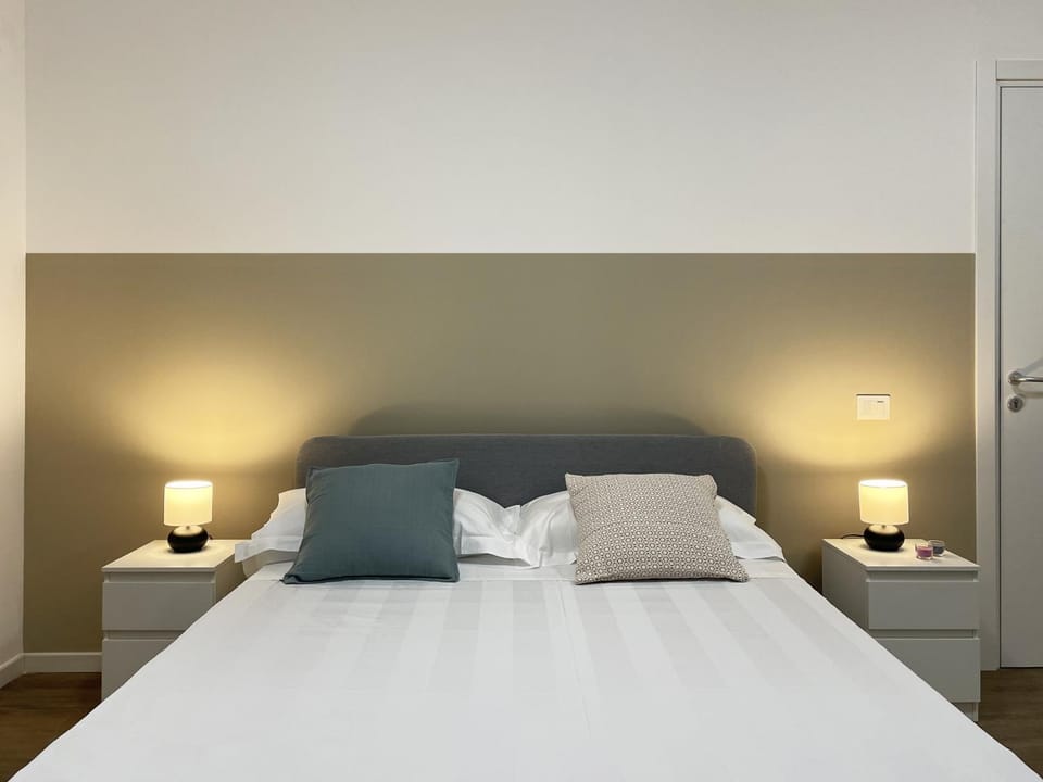 Bed, Bedroom, Quiet street view, Inner courtyard view