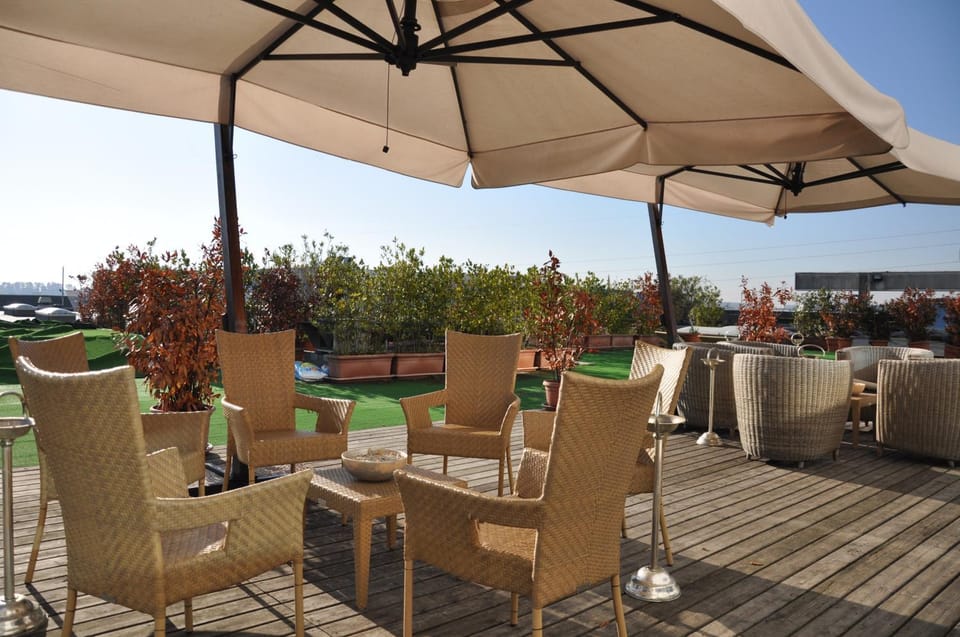 Restaurant/places to eat, Balcony/Terrace
