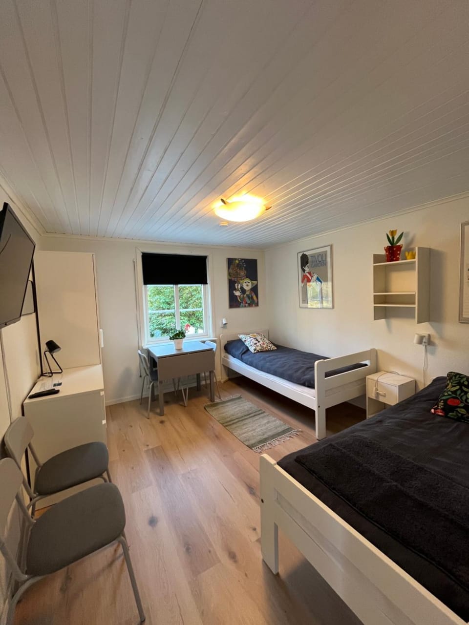 TV and multimedia, Photo of the whole room, Bedroom