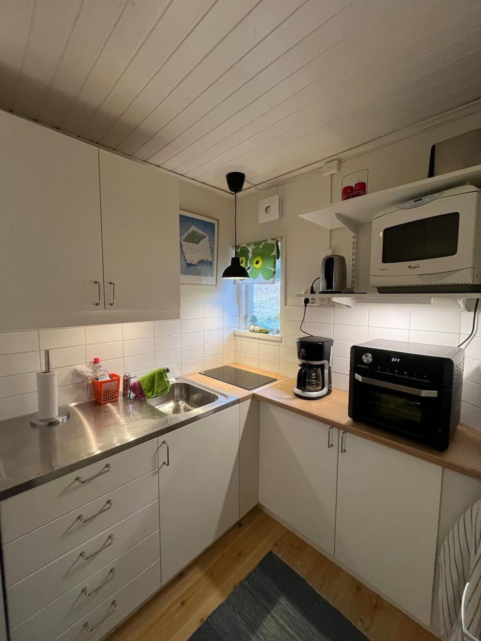 Kitchen or kitchenette, oven, stove, toaster, washing machine