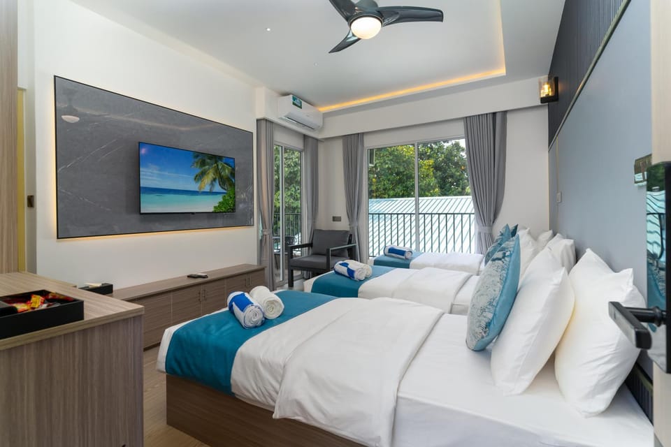 Bed, TV and multimedia, Photo of the whole room, Seating area, Bedroom, air conditioner