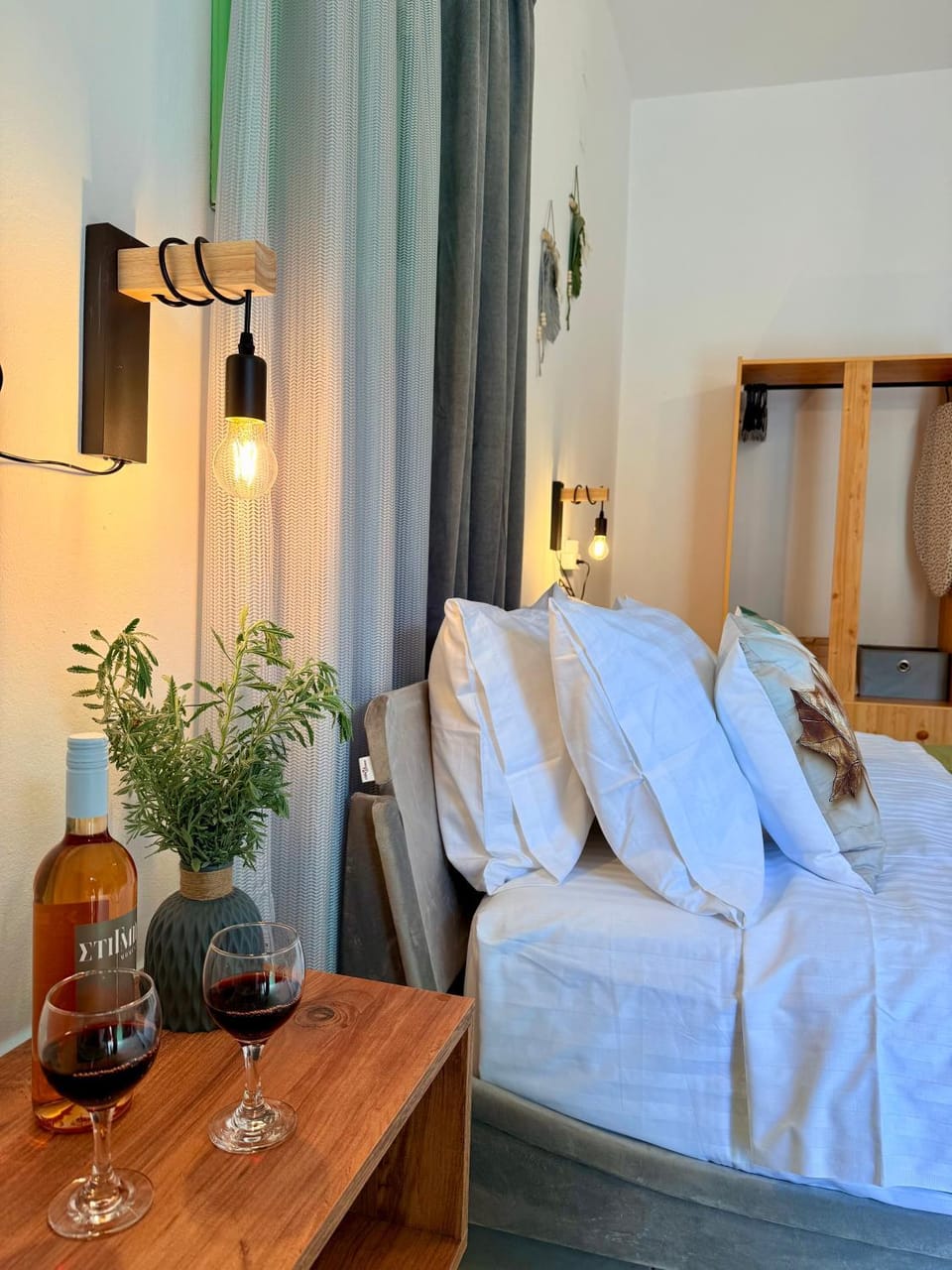 Bed, Food and drinks, Photo of the whole room, Bedroom, City view, Drinks, Alcoholic drinks, Quiet street view