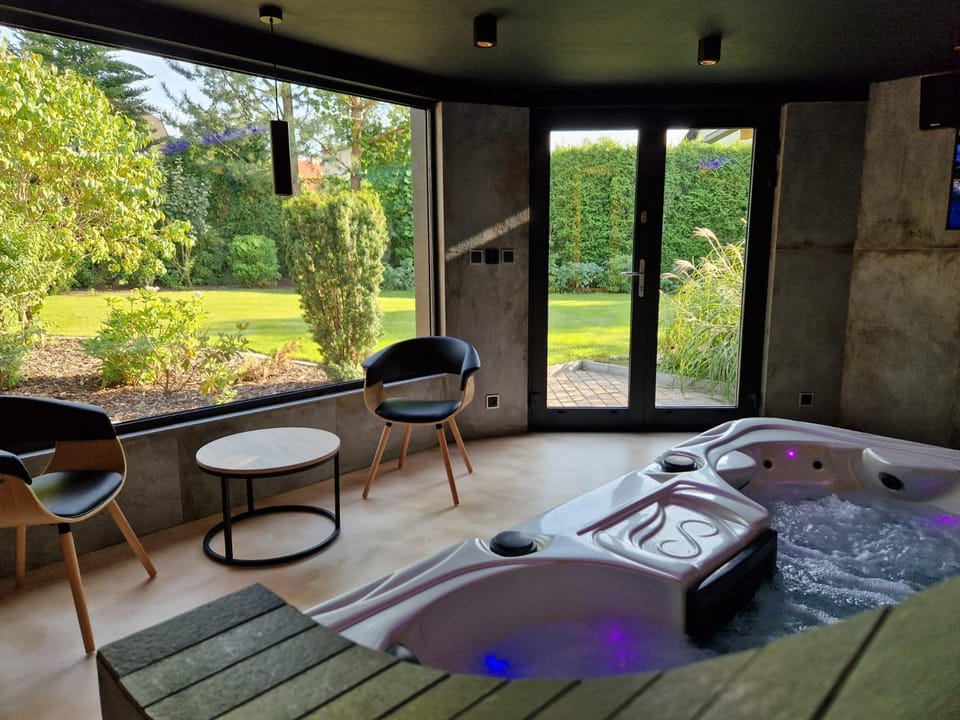 Hot Tub, Garden view