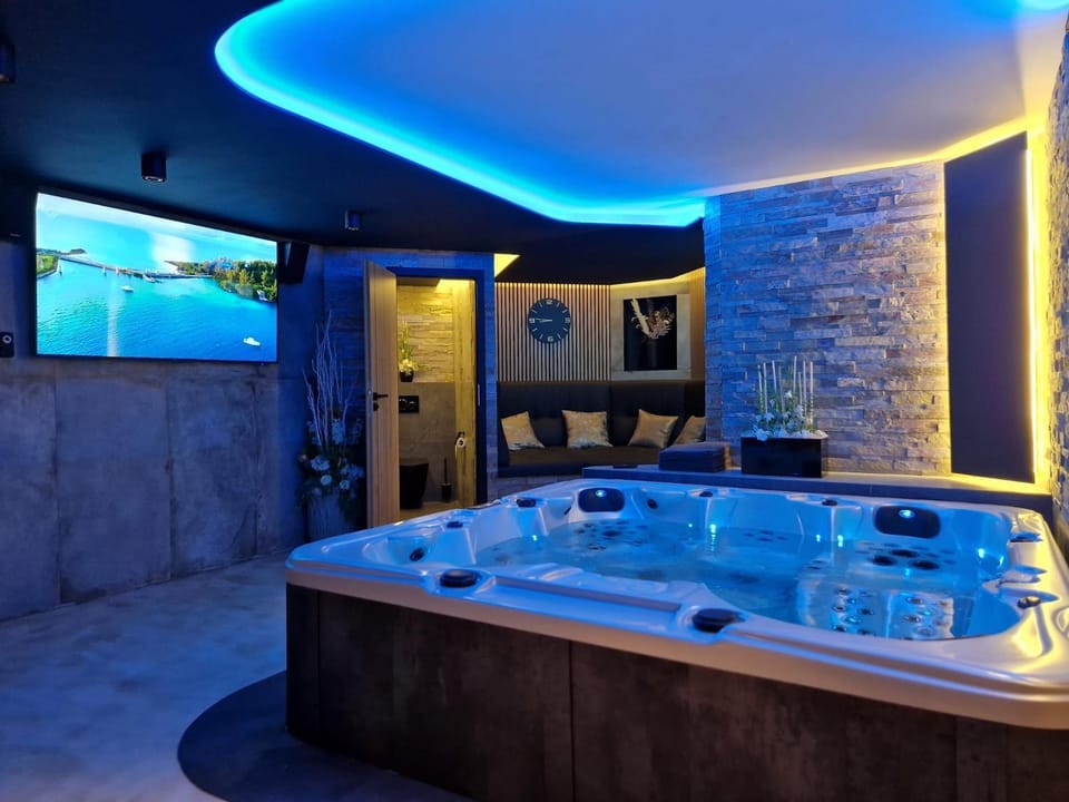 Hot Tub, TV and multimedia