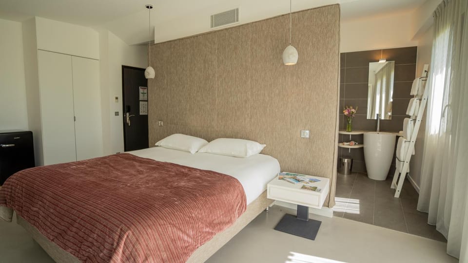 Hôtel Piscine Montaigu Apartment hotel in Pays de la Loire