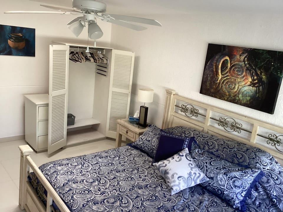 Bed, Decorative detail, Bedroom, wardrobe