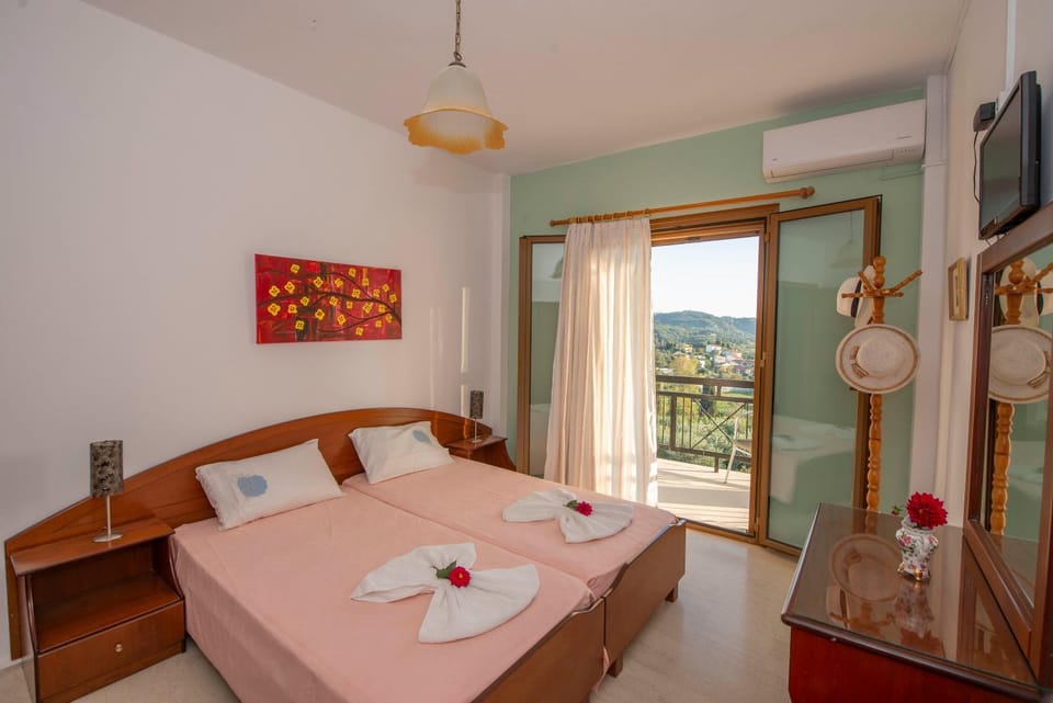 Bed, Natural landscape, TV and multimedia, View (from property/room), Balcony/Terrace, Photo of the whole room, Bedroom, Mountain view, towels