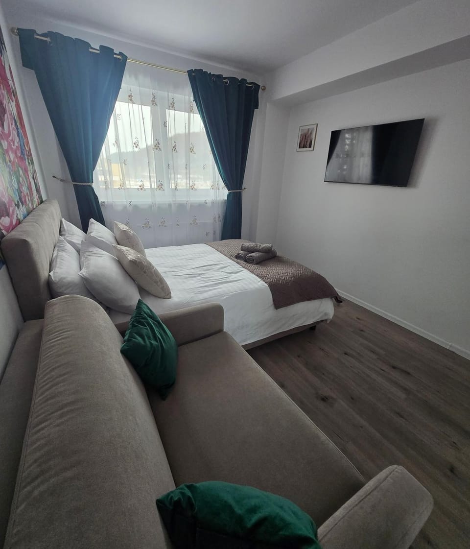 Bed, TV and multimedia, Bedroom, towels