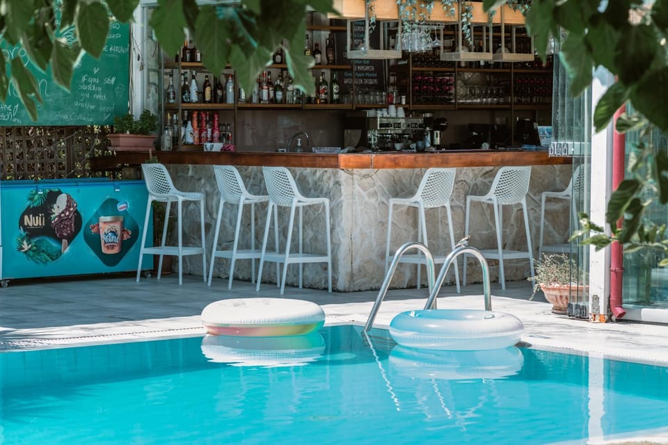Patio, Day, Lounge or bar, Food and drinks, Dining area, Pool view, Swimming pool, Drinks, sunbed