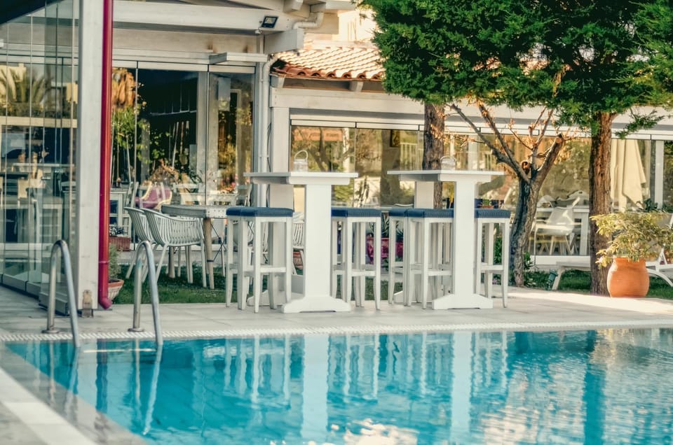 Property building, Patio, Day, Pool view, Swimming pool, sunbed