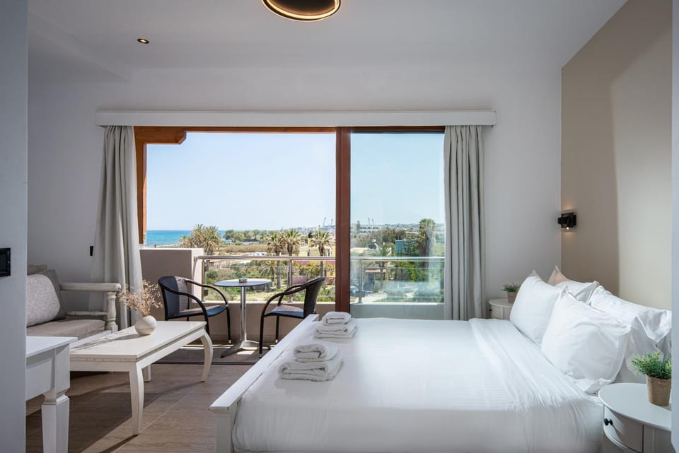 Bed, View (from property/room), Balcony/Terrace, Photo of the whole room, Seating area, Bedroom, Sea view, towels