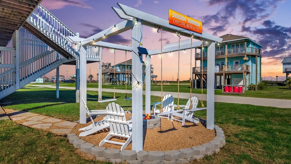 Seaside Sunrise Luxury Beachfront, Hot Tub, Firepit, Elevator House in Bolivar Peninsula