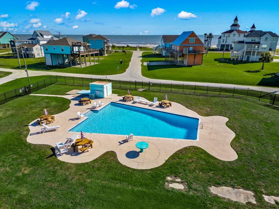 Seaside Sunrise Luxury Beachfront, Hot Tub, Firepit, Elevator House in Bolivar Peninsula