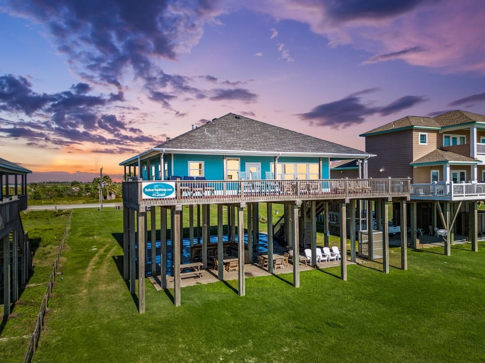 The Magnificent Starfish! 3BR BeachFront, Cargo Lift House in Bolivar Peninsula