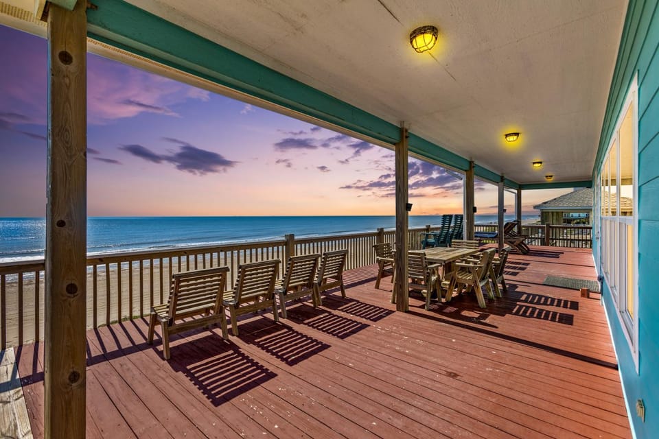 The Magnificent Starfish! 3BR BeachFront, Cargo Lift House in Bolivar Peninsula