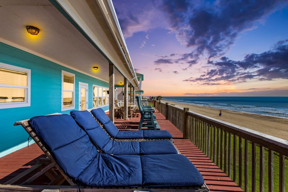 The Magnificent Starfish! 3BR BeachFront, Cargo Lift House in Bolivar Peninsula