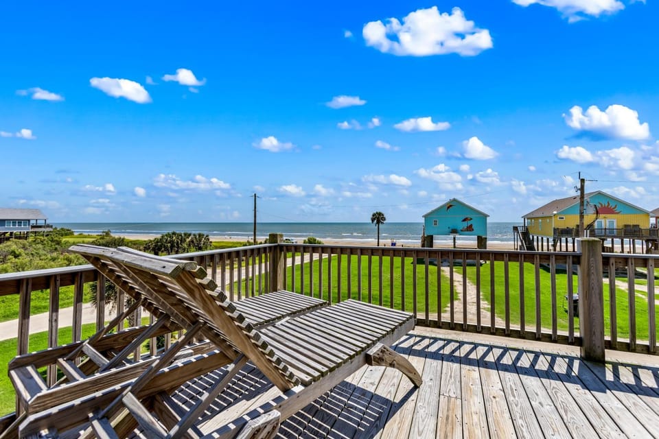 Walk to Sea! Spacious Beachfront w 7BR! Sleeps 28! House in Bolivar Peninsula
