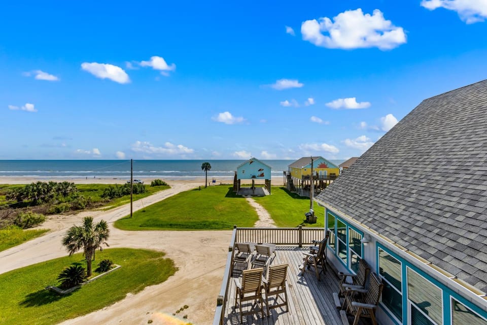Walk to Sea! Spacious Beachfront w 7BR! Sleeps 28! House in Bolivar Peninsula