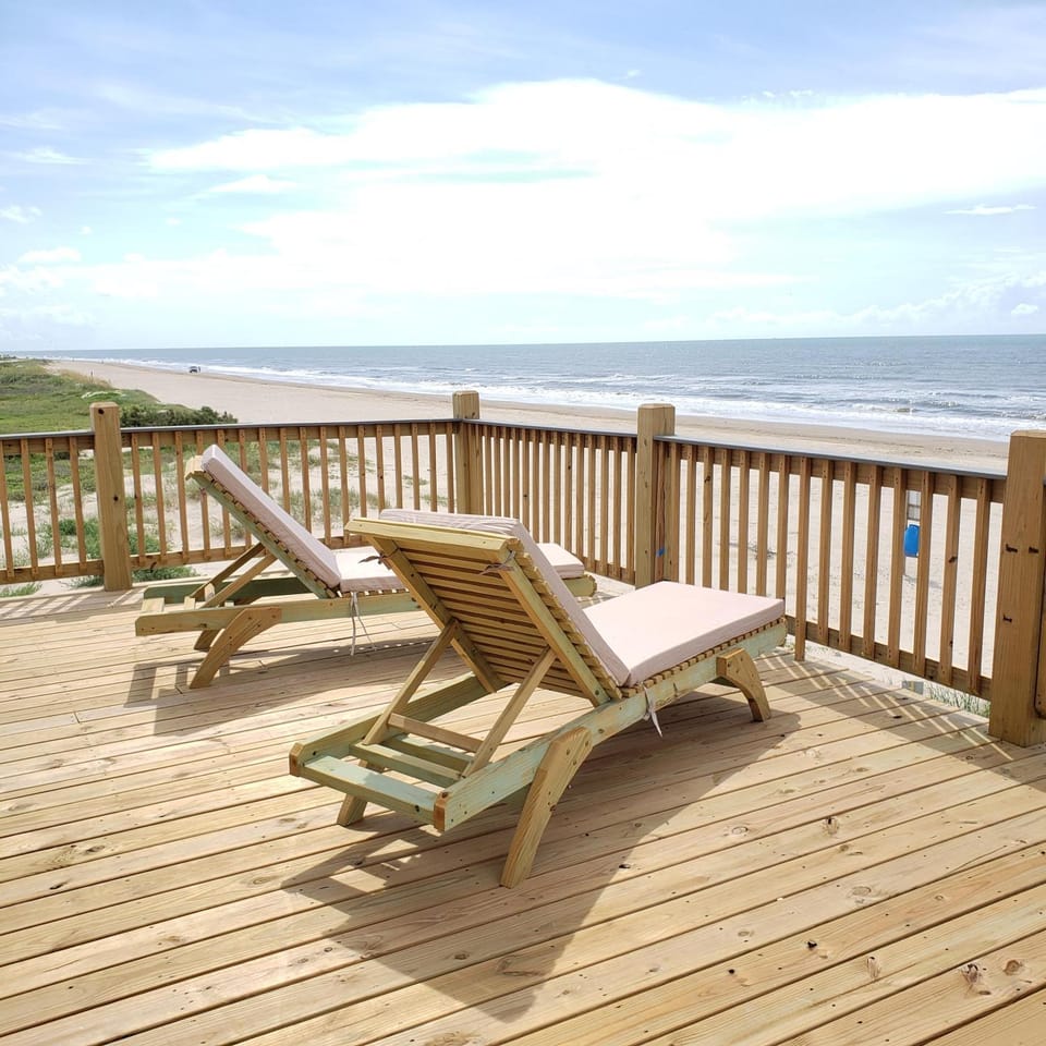 YELLOW ROSE! Stunning Beachfront 3BR w Wrap Around Deck & Amazing views House in Bolivar Peninsula