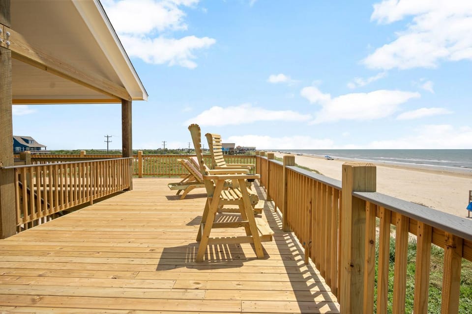 YELLOW ROSE! Stunning Beachfront 3BR w Wrap Around Deck & Amazing views House in Bolivar Peninsula