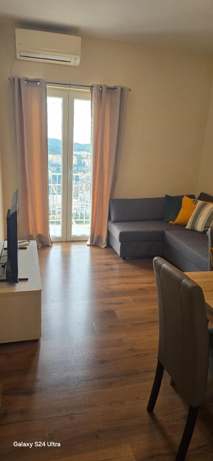 TV and multimedia, Living room, Photo of the whole room, Seating area, air conditioner