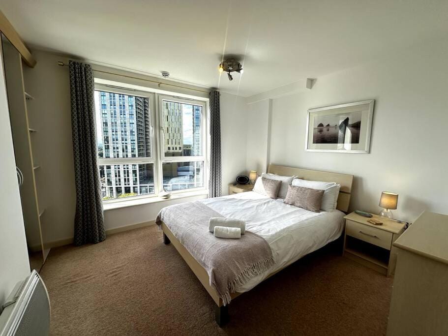 Woking Town Centre - Parking Included by Deilamy Homes Apartment in England