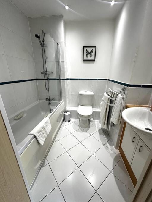 Woking Town Centre - Parking Included by Deilamy Homes Apartment in England