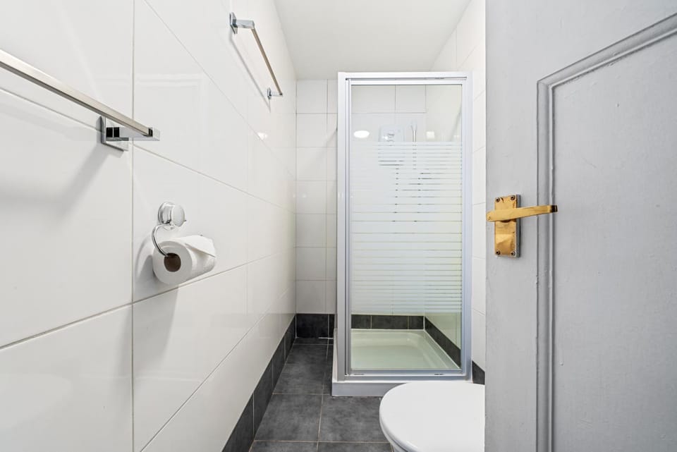 Shower, Toilet