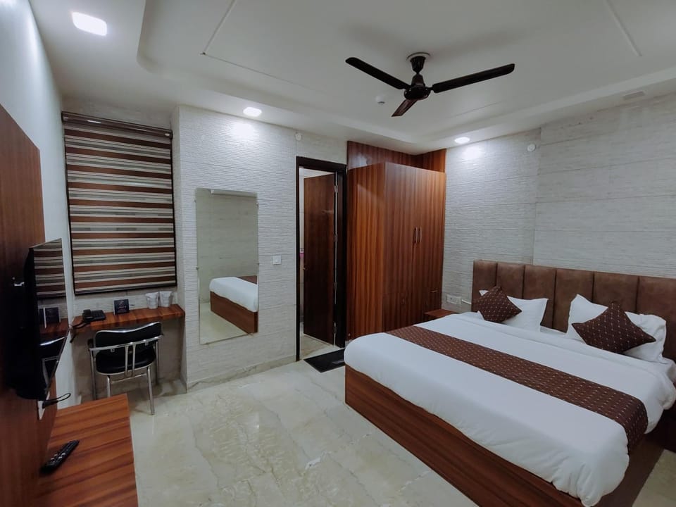 Bed, TV and multimedia, Photo of the whole room, Bedroom, fireplace, wardrobe, air conditioner