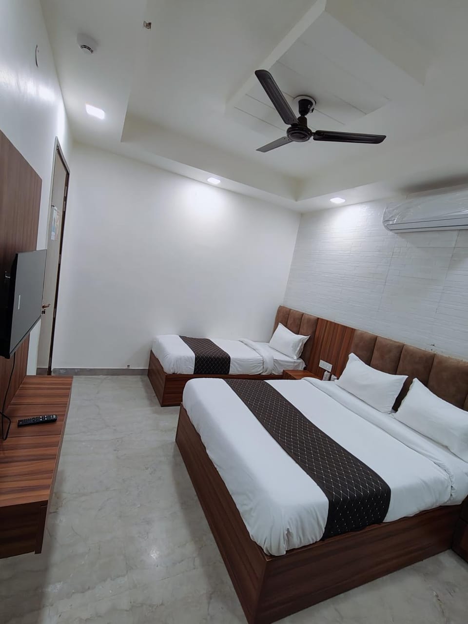 Bed, TV and multimedia, Photo of the whole room, Bedroom, fireplace, air conditioner