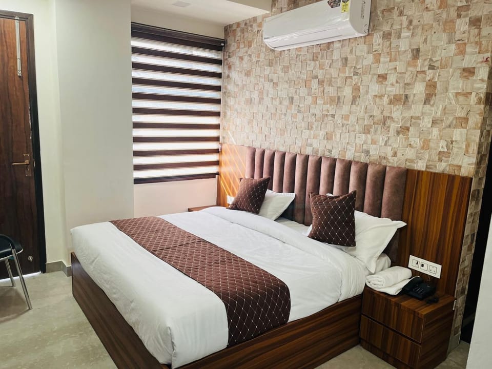 Bed, Photo of the whole room, Bedroom, air conditioner