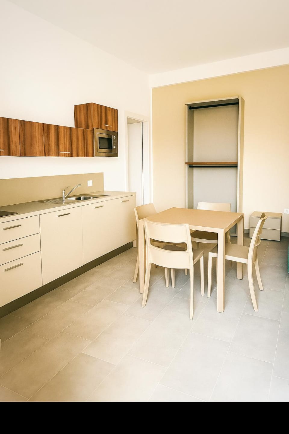 Kitchen or kitchenette, Dining area