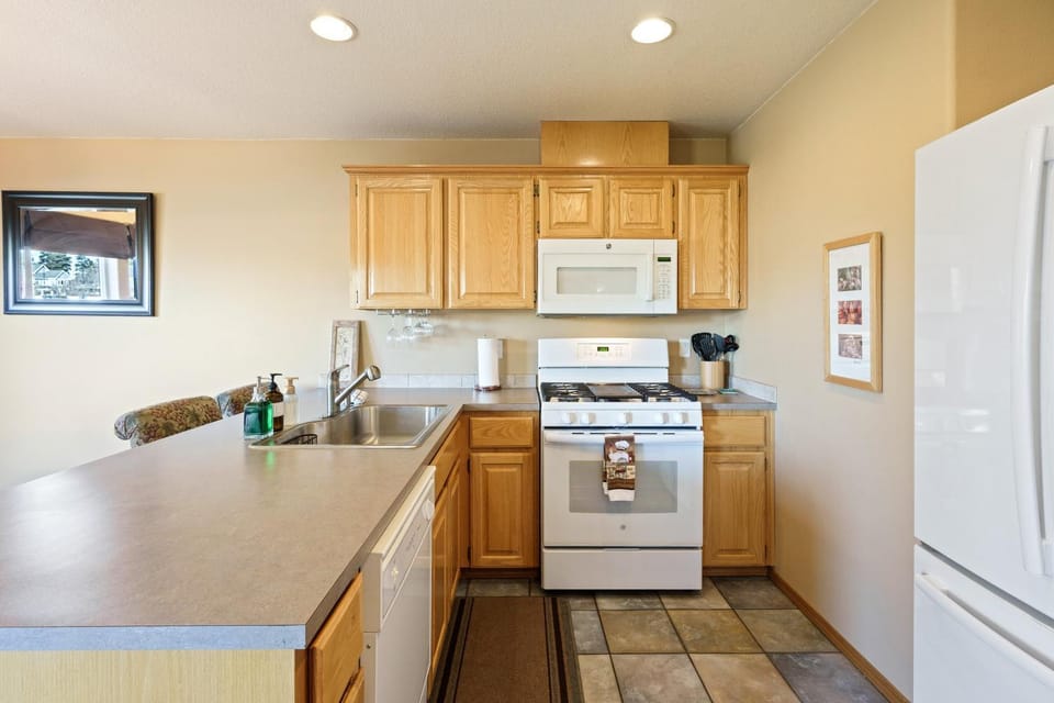 Beautiful Bend Townhouse - Country Feeling Right in Town 4230 House in Bend