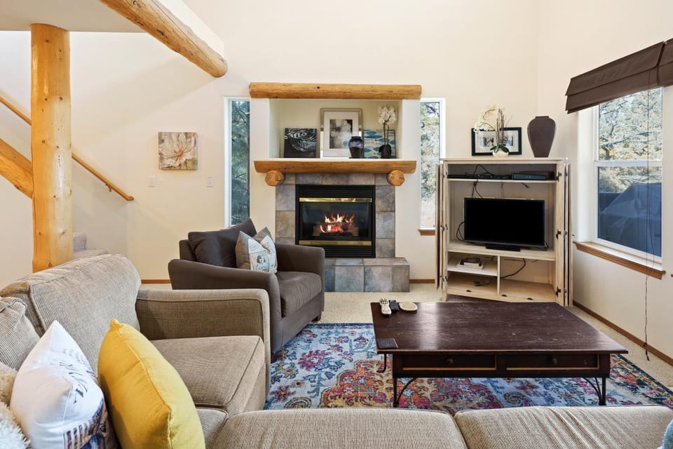 Beautiful Bend Townhouse - Country Feeling Right in Town 4230 House in Bend