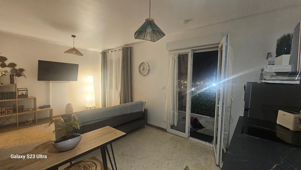 Bed, TV and multimedia, Living room, Photo of the whole room