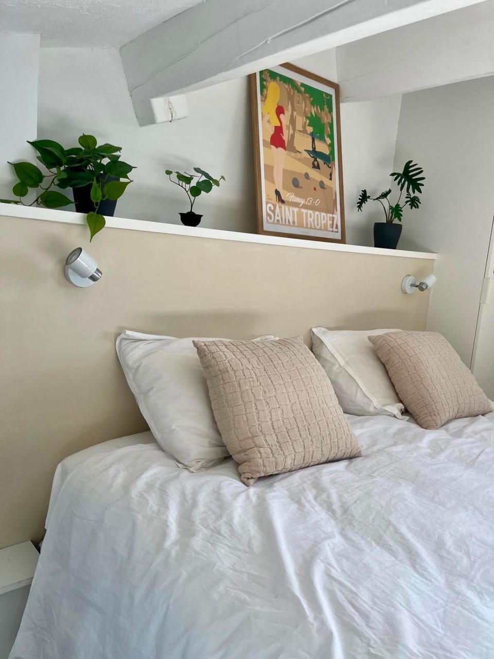 Bed, Decorative detail, Bedroom