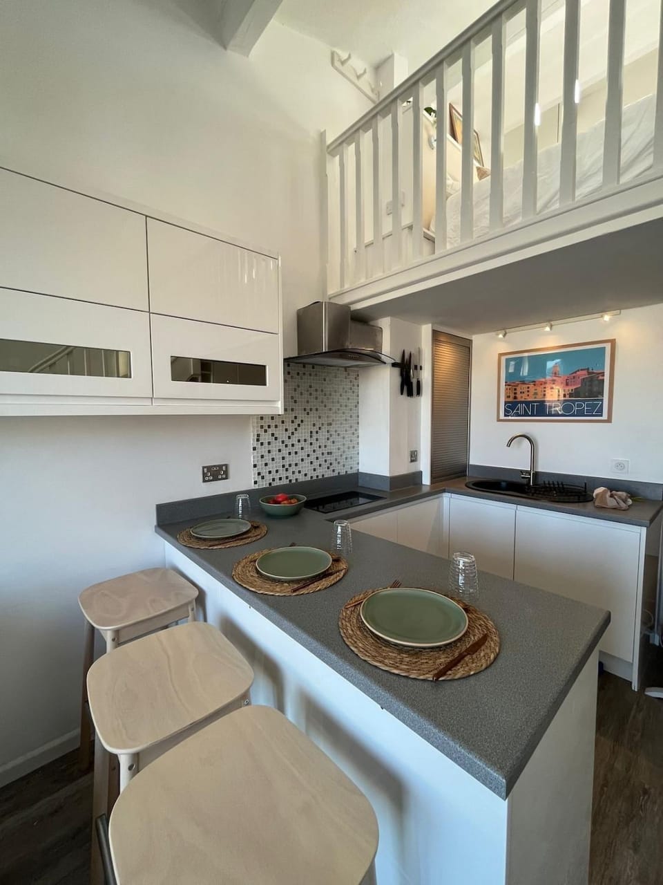 Kitchen or kitchenette, Dining area