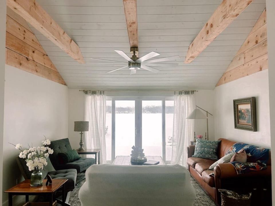 Lakefront Girls getaway Romantic Retreat low fees House in Indiana