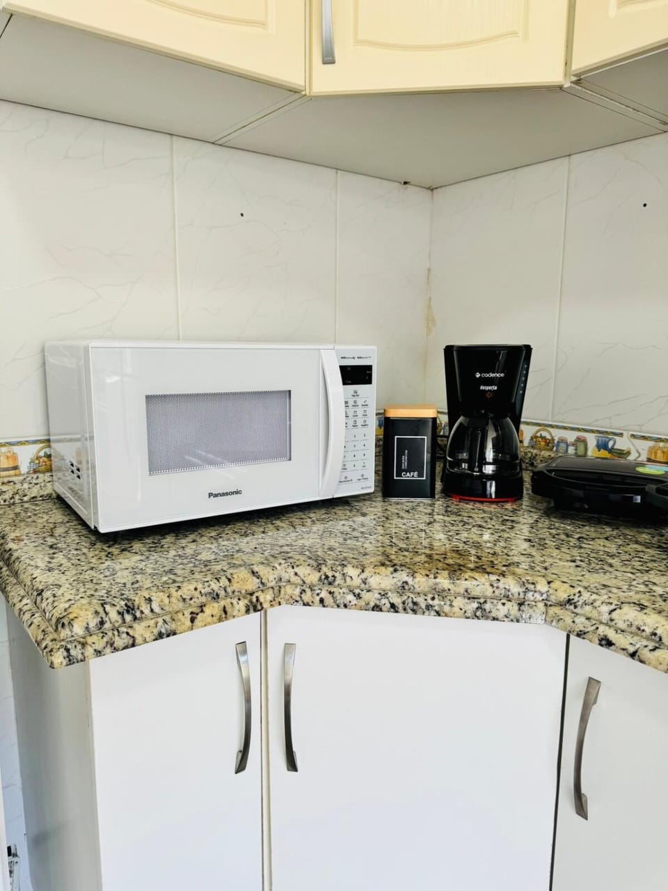 Coffee/tea facilities, Kitchen or kitchenette, microwave