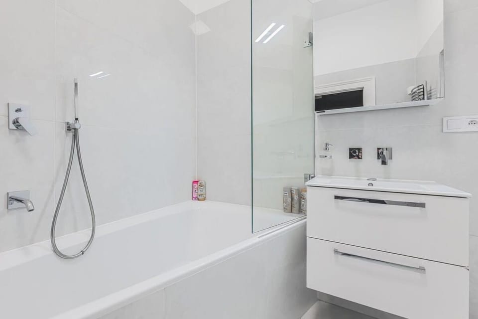 Private Room, AC, Central w Kitchen Apartment in Prague