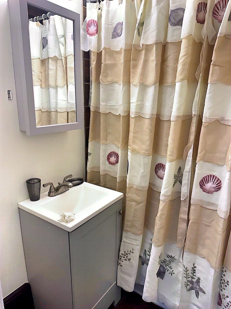 LOVELY FURNISHED HOUSE FOR rent House in Akron