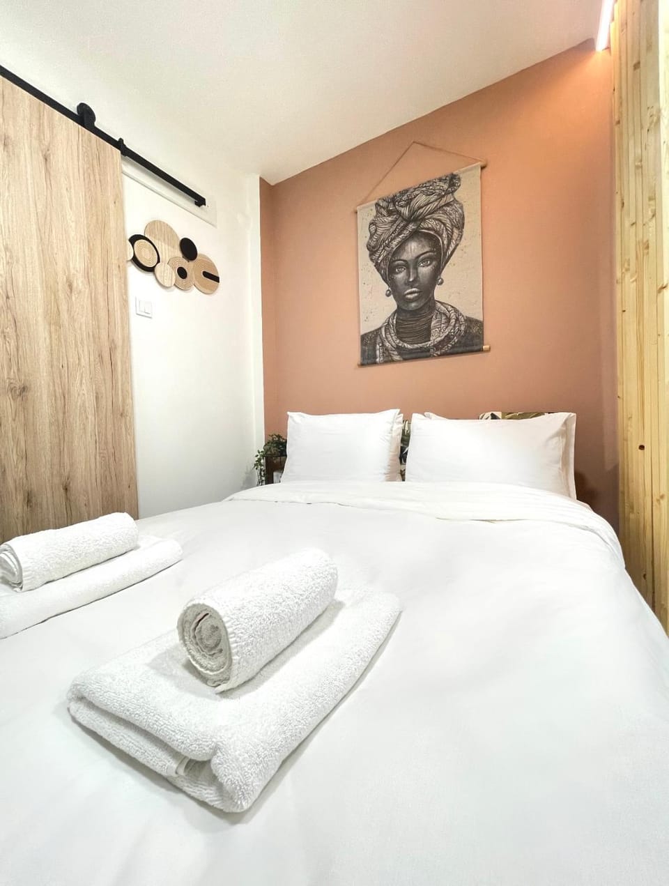 Bed, Photo of the whole room, Bedroom, towels