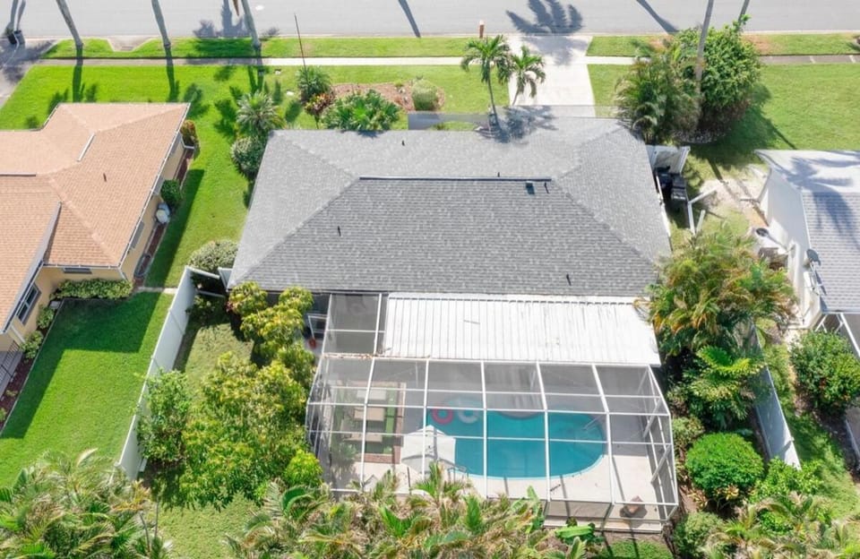 Palms and Paradise House in Cypress Lake
