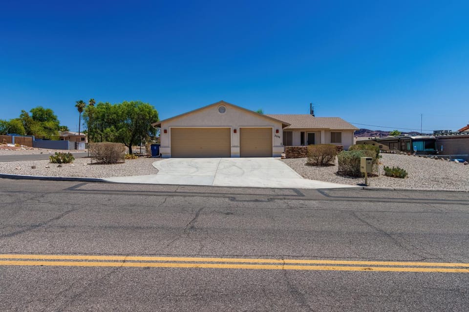 Breezing Southwind boat garage House in Lake Havasu City