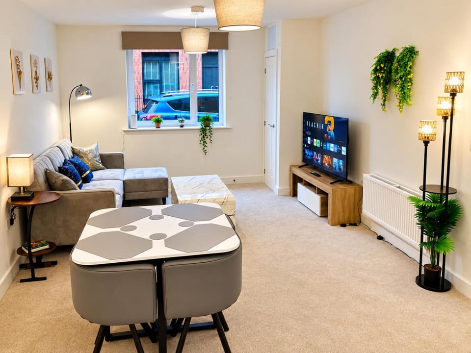 TV and multimedia, Living room, Seating area, Evening entertainment