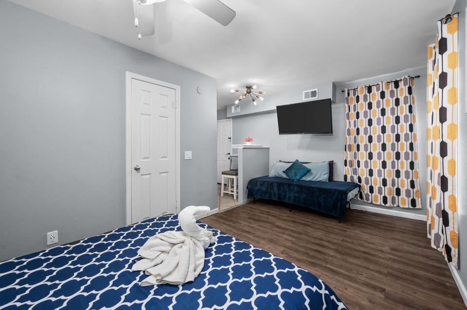 Sleek Midtown Studio with Free Park & Pet Friendly Apartment in Houston