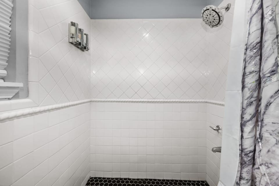 Sleek Midtown Studio with Free Park & Pet Friendly Apartment in Houston