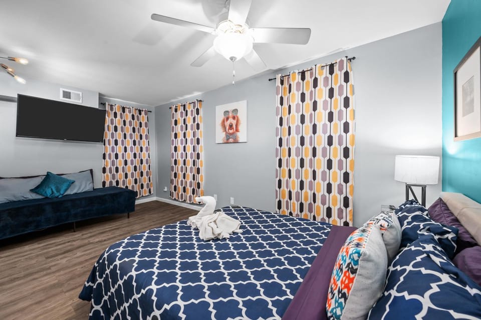 Sleek Midtown Studio with Free Park & Pet Friendly Apartment in Houston