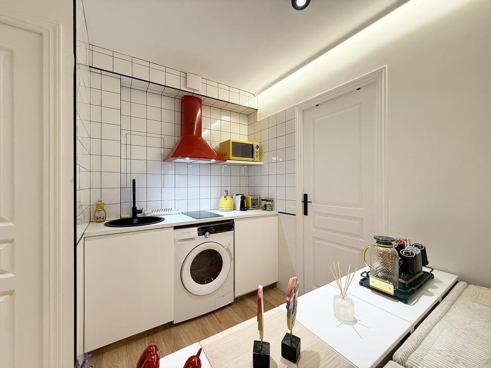 Kitchen or kitchenette, stove, toaster, washing machine