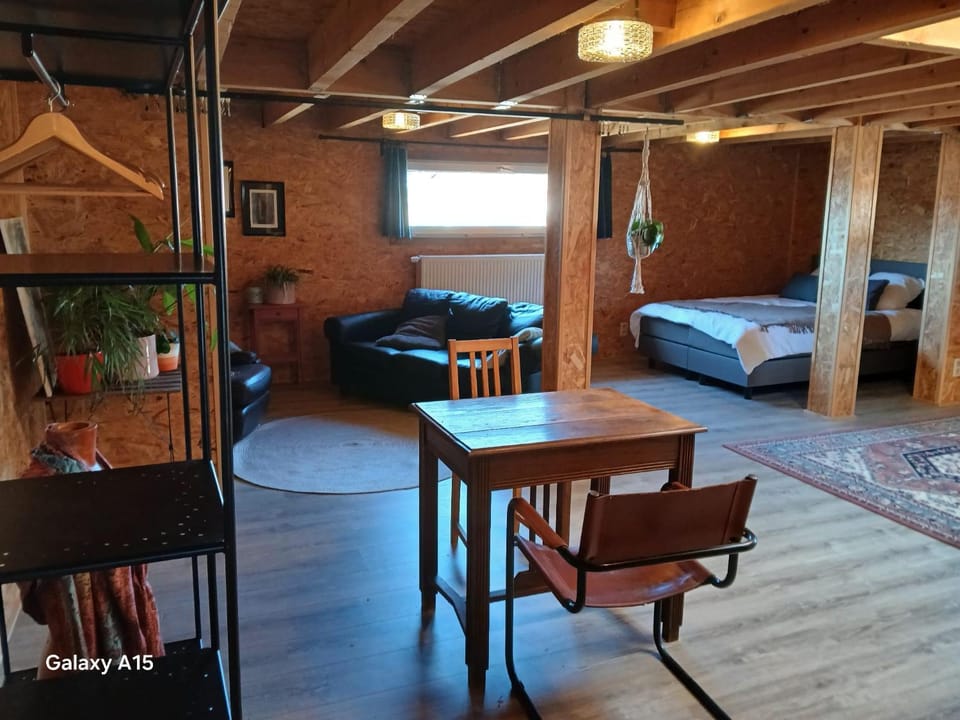 Bed, Photo of the whole room, Seating area, Dining area, Bedroom